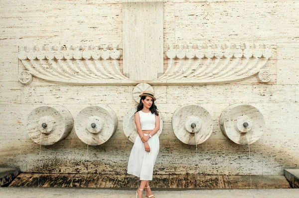 Jovem bela mulher franca em vestido branco, estilo de rua — Fotografia de Stock