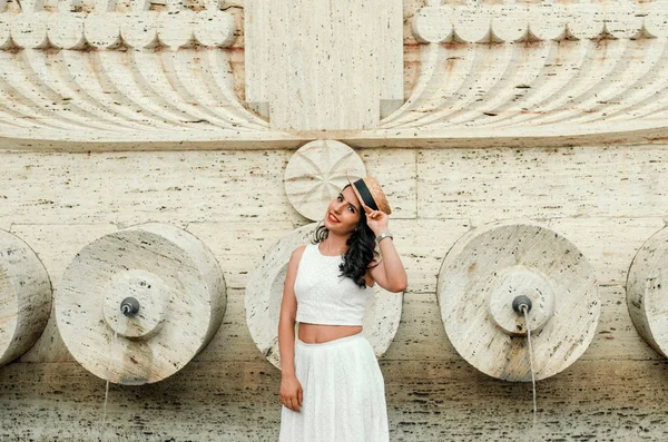 Jovem bela mulher franca em vestido branco, estilo de rua — Fotografia de Stock