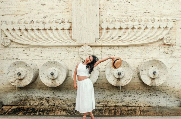 Jovem bela mulher franca em vestido branco, estilo de rua — Fotografia de Stock