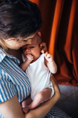 Genç kadın tutan onu bebek çocuk 