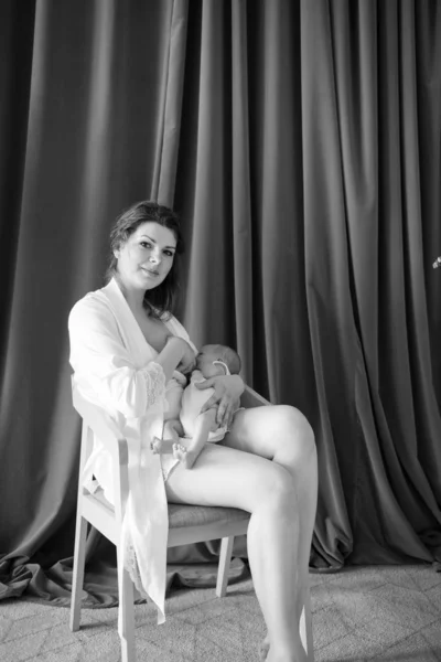 Jeune femme qui allaite son bébé — Photo