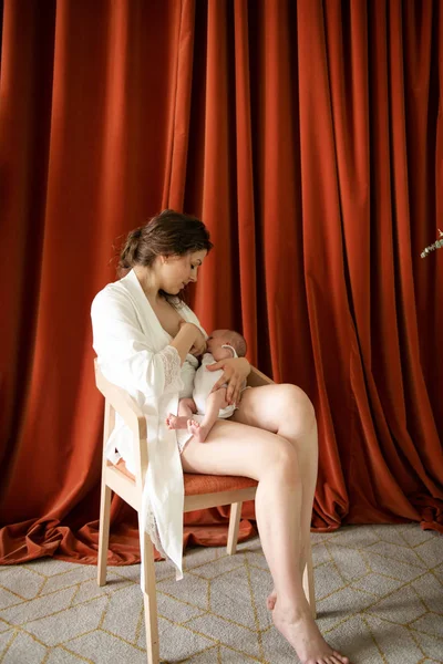 Νεαρή γυναίκα θηλάζει το βρέφος παιδί της με αποτέλεσμα σιτηρών — Φωτογραφία Αρχείου