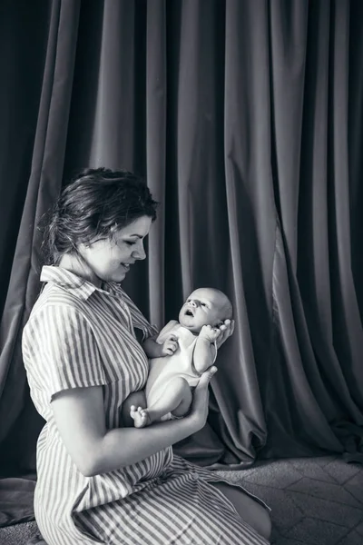 Giovane donna che tiene il suo bambino — Foto Stock