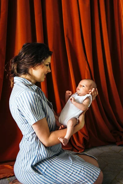 Mujer joven sosteniendo a su bebé —  Fotos de Stock