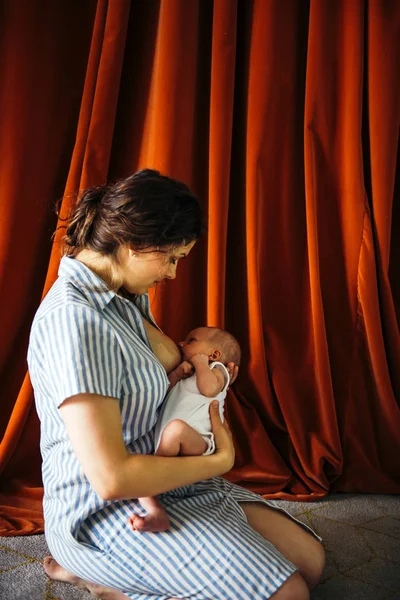 Ung kvinna ammar sitt spädbarn barn — Stockfoto