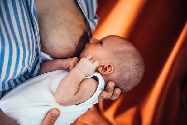 Genç kadın Bebek Çocuk emzirme 