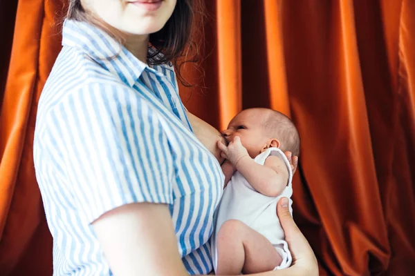 年轻妇女哺乳她的婴儿 — 图库照片