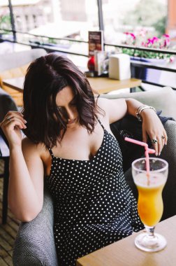 Polka samimi kadın kafede kokteyl içme kokteyli nokta 