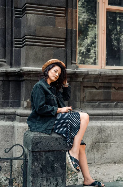 Bela mulher em polka dot vestido e jeans preto posando em cit — Fotografia de Stock