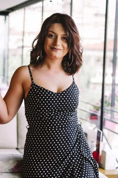 Mulher franco em polka dot vestido sorrindo — Fotografia de Stock