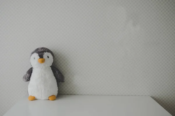 Bébé pépinière avec jouet pingouin — Photo
