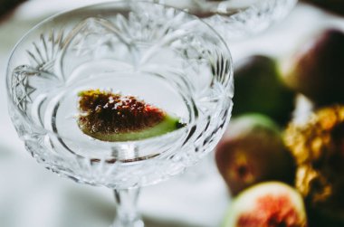 masada incir ve fındık ile güzel kristal şampanya bardakları