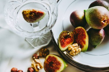 masada incir ve fındık ile güzel kristal şampanya bardakları