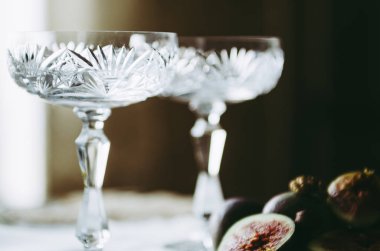masada incir ve fındık ile güzel kristal şampanya bardakları