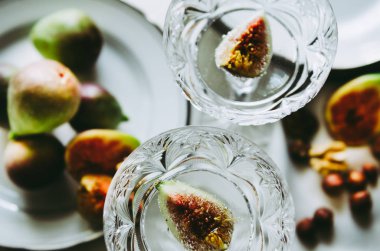 masada incir ve fındık ile güzel kristal şampanya bardakları