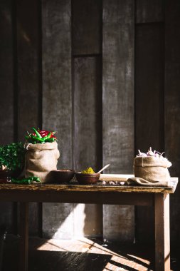 rustik ahşap tabl üzerinde chill biber, sarımsak ve farklı baharatlar