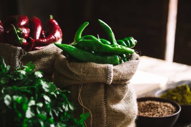 rustik ahşap masada kırmızı ve yeşil taze acı biber 