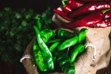 rustik ahşap masada kırmızı ve yeşil taze acı biber 