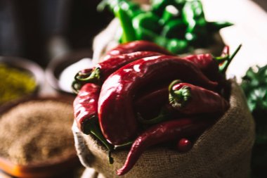 rustik ahşap masada kırmızı ve yeşil taze acı biber 