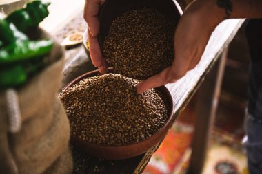 Kırsal ahşap masada baharatlar