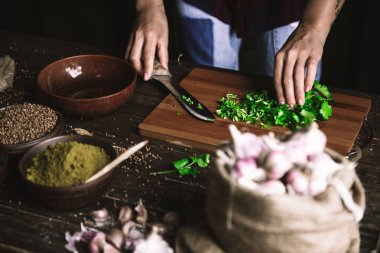 farklı baharatlar yeşillikler biberler ahşap masa üzerinde 