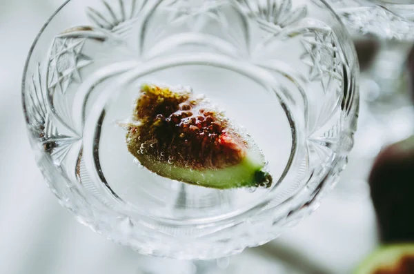 Beaux verres à champagne en cristal avec des figues et des noix sur la table — Photo