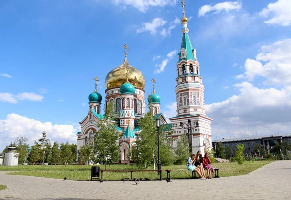 在鄂木斯克大教堂广场上的神圣假设大教堂 免版税图库图片