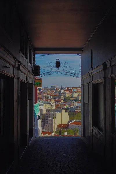 Stará Část Města Odhalená Temnou Chodbou Červené Střechy Budov Lisabon — Stock fotografie