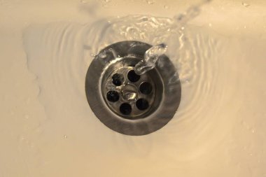 Lavaboya bir damla su düşer.