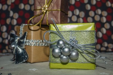 Hediyelerle dolu kutunun önü. Şaşırtıcı bir an.