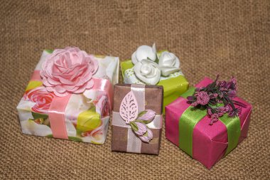 Hediye paketleri. Tatil için hediyeler. Güzel bir sürpriz.