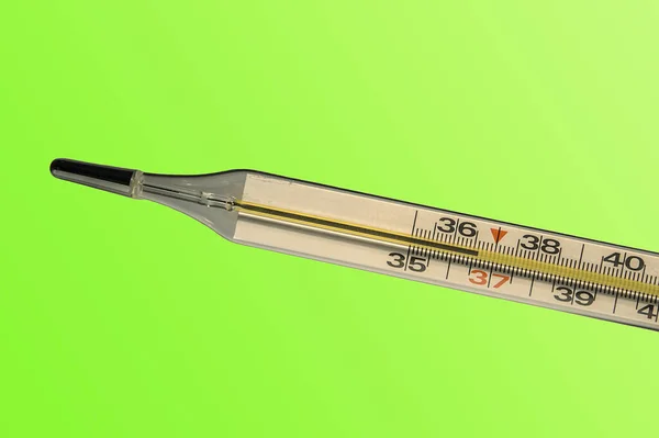 Termometr Zielonym Tle Kontrola Zdrowia Narzędzie Lekarskie — Zdjęcie stockowe