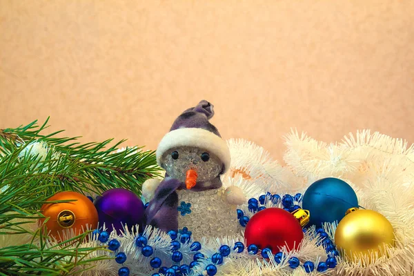 Снеговик Среди Разноцветных Шаров Рождественской Елки Великое Рождественское Настроение — стоковое фото