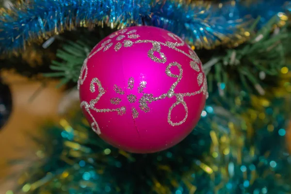 Pembe Noel süslemesi. Fiber balya. Tatil için dekorasyon. Tatil havası.