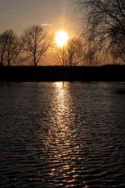 Su dalgaları ve ışıltı dalgaları. Güzel gün batımını izle