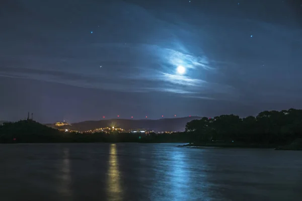 Güzel gece gökyüzünde yıldızlar ve ay Shibenik, Hırvatistan ile bulutlar ile