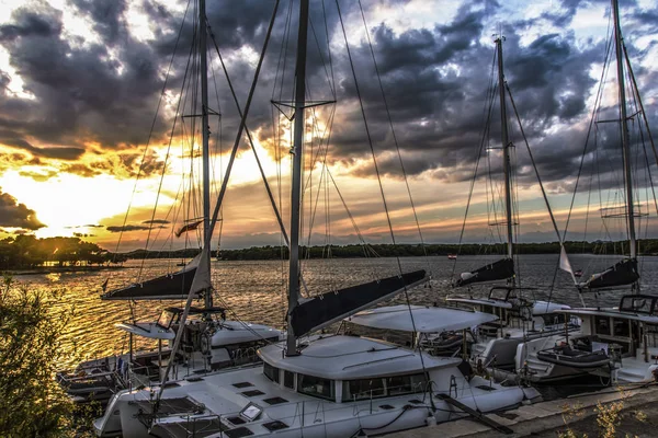 Shibenic, Hırvatistan yakın sonbaharda Harbor Adriyatik Denizi'nde güzel gün batımı