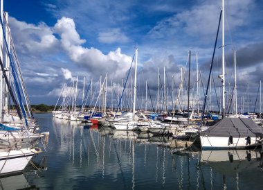 Marina Tribunj ile Hırvatistan Tribunj şehirdeki birçok güzel Yatlar