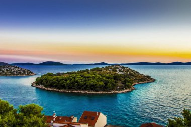 Bir adanın 1000 Hırvatistan Adriyatik Denizi Tribunj Hırvatistan'daki bölge itibariyle yukarıda güzel günbatımı manzara ile