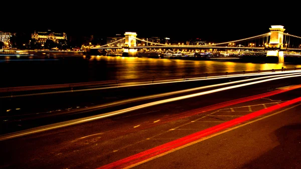 Macaristan'da Nehri yakınında sokakta sihirli ışıkları ile gece Budapeşte Tuna ile ana köprü