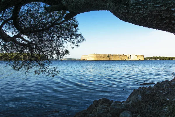 Φρούριο Αγίου Νικολάου Κάτω Από Δέντρο Στη Θάλασσα Ακτίνες Ηλιοβασίλεμα — Φωτογραφία Αρχείου