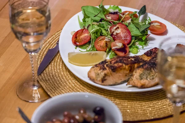 Domates, kırmızı pancar, rucola, ıspanak, limon ve zeytin yağları ve ev yapımı tabak, ızgara somon salatası
