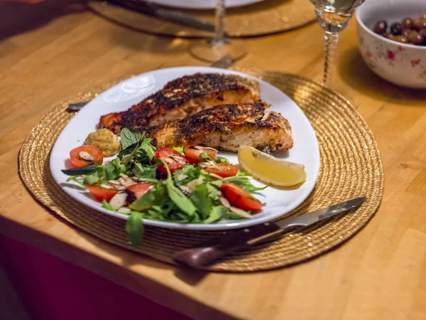 Salata Domates, kırmızı pancar, rucola, ıspanak ve zeytinyağı ile ve