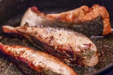 Aferin gıda, zeytin yağı ve rozmarin ile kavrulmuş somon ve diğer baharatlar.