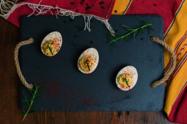 Biberiyeli şeytan yumurtaları ve biberli kırmızı biber.