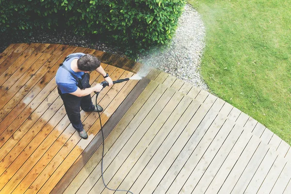 Homem Limpeza Terraço Com Uma Máquina Lavar Energia Limpador Alta — Fotografia de Stock