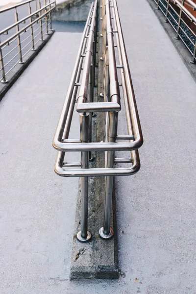 用不锈钢扶手支撑轮椅残疾人的混凝土匝道方法 — 图库照片