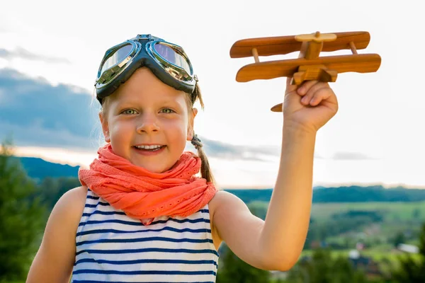 Enfant Heureux Jouant Avec Avion Jouet Bois Sur Fond Bleu — Photo