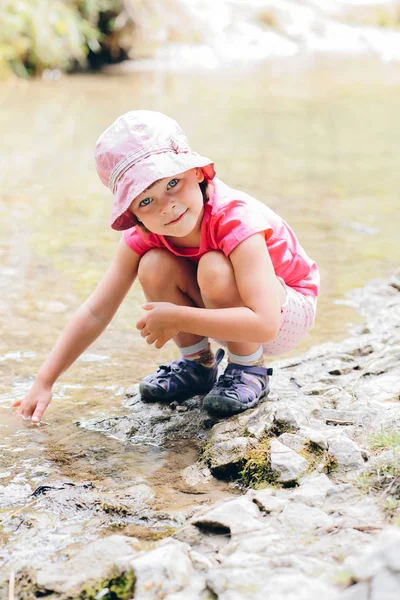 Pequena Menina Agacha Banco Córrego Montanha Verão — Fotografia de Stock