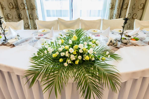 Mazzo Fiori Una Tavola Nuziale Decorazione Tavolo Floreale Nuziale — Foto Stock